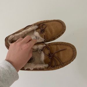 ugg dakota slip on loafers, size 7 in chestnut